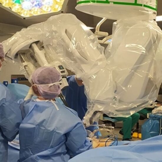 Intervento pioneristico: tumore al rene e alla prostata rimossi, in un’unica operazione, grazie al robot Da Vinci